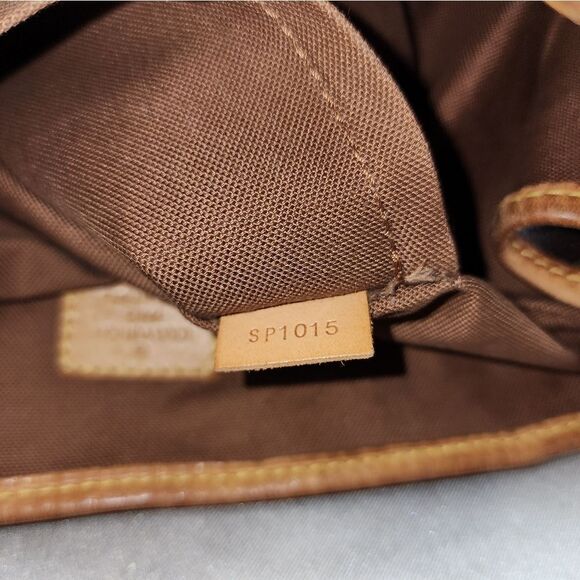 Authentic Louis Vuitton Monogram Batignolles Vertical W/ Dust Bag - Picture 17 of 17